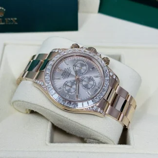 【Super Clone】Rolex Cosmograph Daytona 40mm Rose Gold Diamond Baguette Sundust Dial Diamond Bezel - 126595TBR