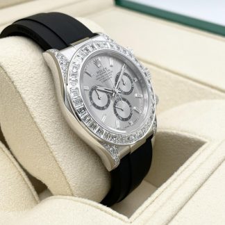 【Super Clone】Rolex Cosmograph Daytona 40mm White Gold Diamond Baguette Silver Dial Diamond Bezel Oysterflex - 126539TBR
