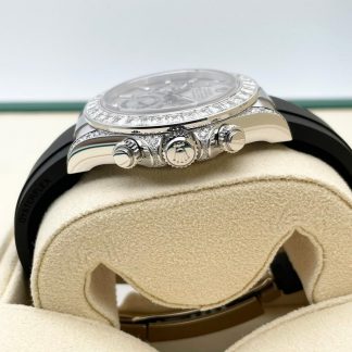 【Super Clone】Rolex Cosmograph Daytona 40mm White Gold Diamond Baguette Silver Dial Diamond Bezel Oysterflex - 126539TBR