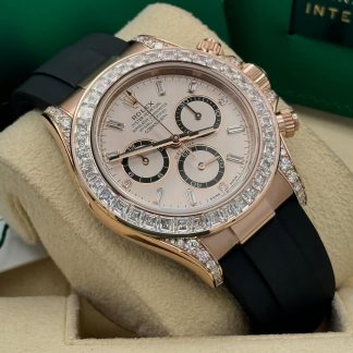 【Super Clone】Rolex Cosmograph Daytona 40mm Rose Gold Diamond Baguette Sundust Dial Diamond Bezel Oysterflex - 126535RBR