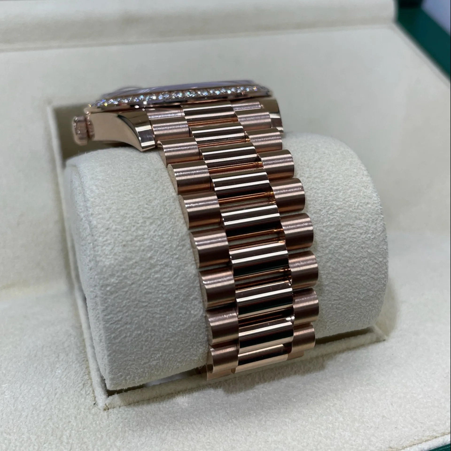 【Super Clone】RLX  Day-Date 40mm Diamonds Paved Dial 228345rbr-0002